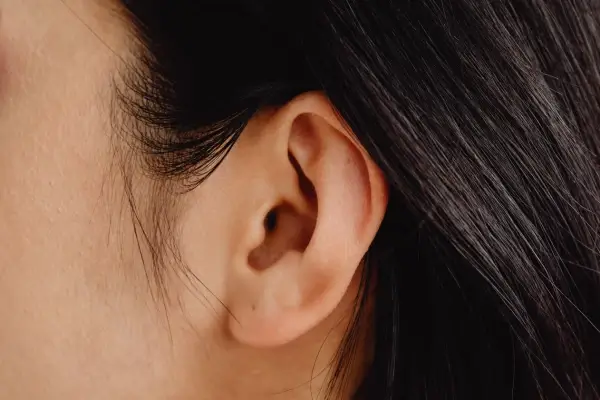 Lobuloplastia oreja de mujer