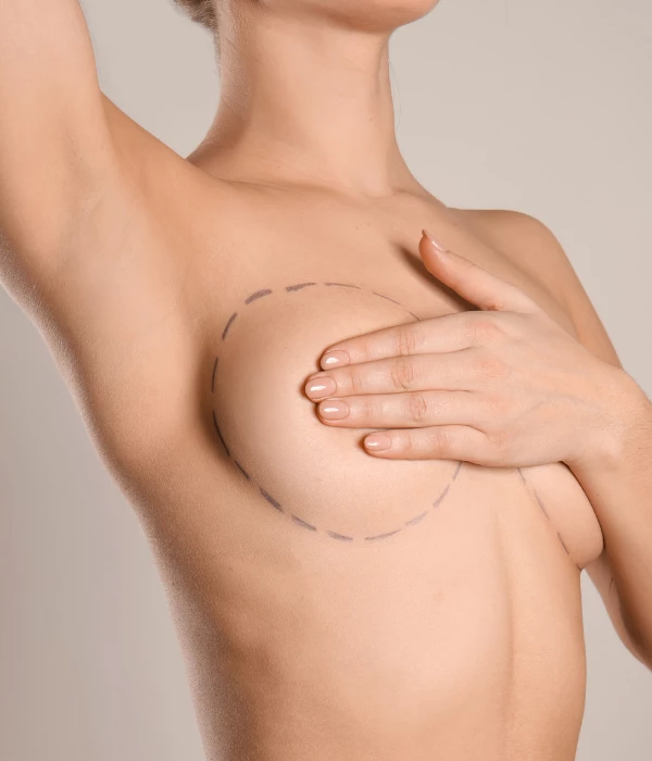 Mujer tapándose los senos aumento y reducción de mamas